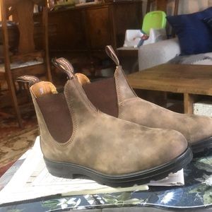 NWOT Blundstone distressed leather Chelsea boot. Size 61/2 Aus =91/2 Can